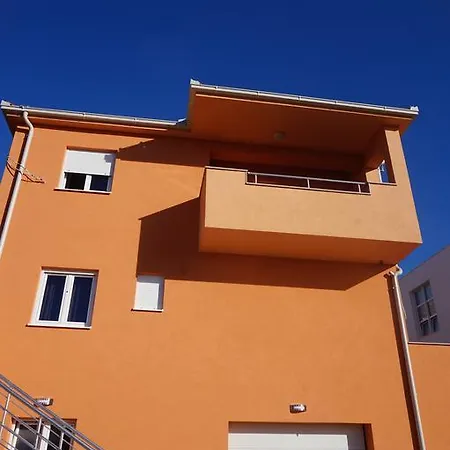 Tomena Apartman *